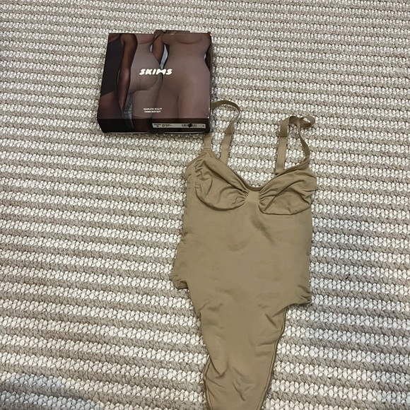 Skims Seamless Sculpt Thong Bodysuit - Picture 2 of 2